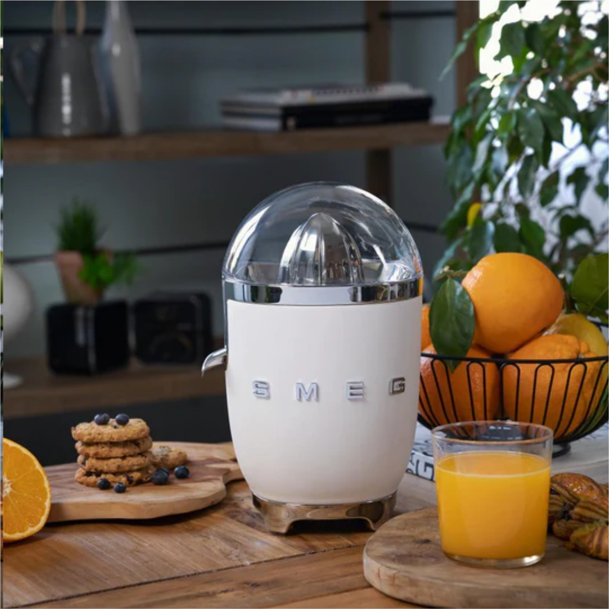 Smeg Retro-Style Citrus Juicer CJF11WHUS (White)