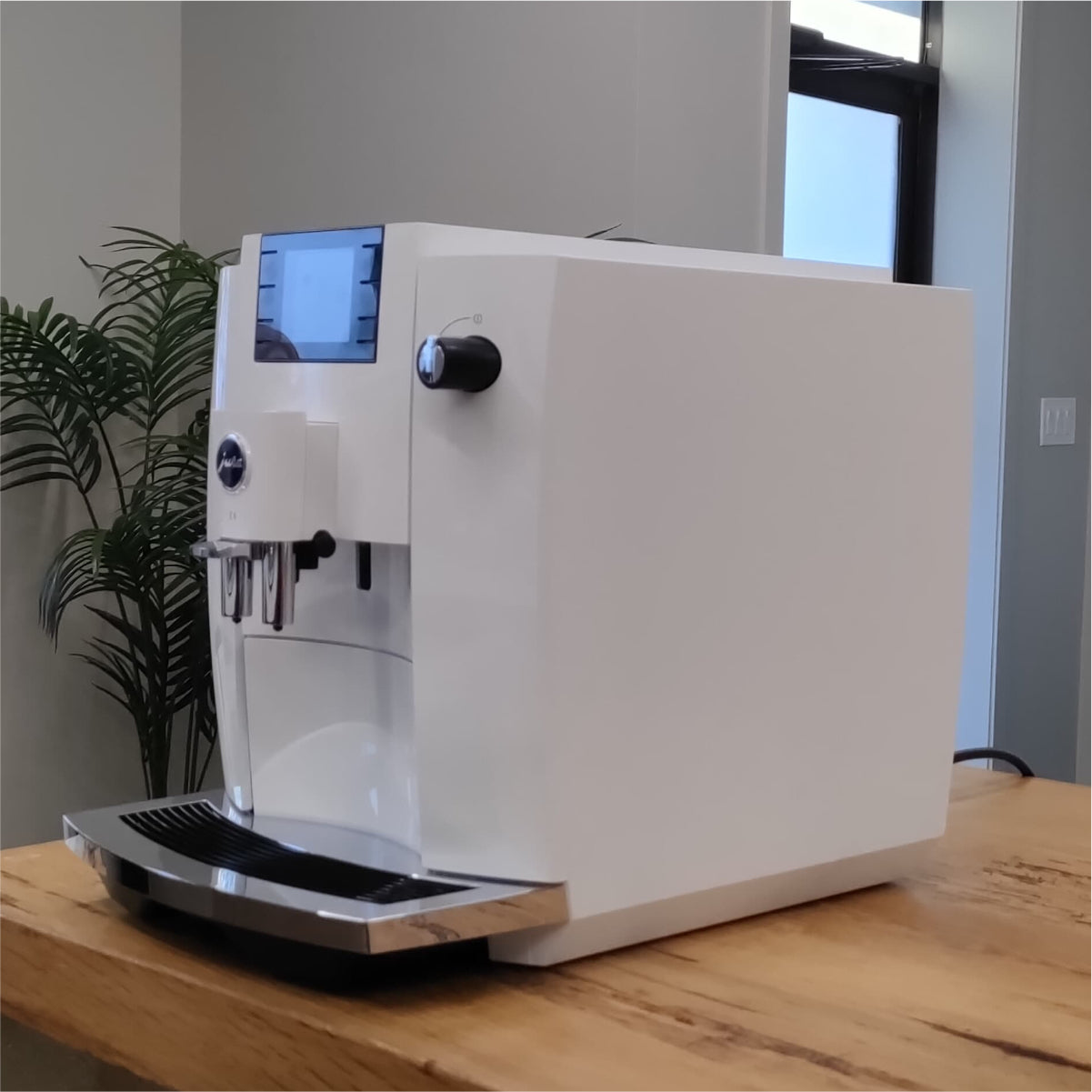 Jura E6 Automatic Espresso Machine (Open Box #54151 - Piano White)